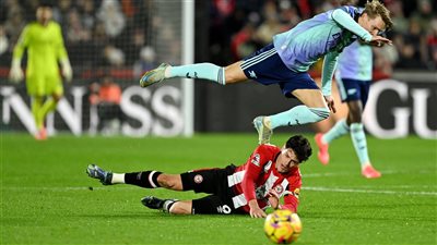 أرسنال يضرب برينتفورد بثلاثية ويواصل مطاردة ليفربول على صدارة الدوري الإنجليزي