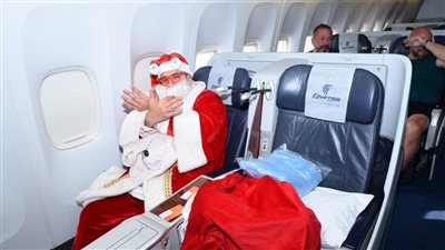 مصر للطيران تحتفل بالعام الجديد مع المسافرين في مطار القاهرة وعلي متن الطائرات