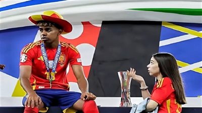 خائنة وسيئة، مشجع يحرج لامين جمال أثناء تجوله مع صديقته (فيديو)