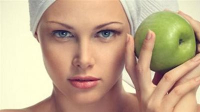 فوائد التفاح للبشرة، يمنع الشيخوخة المبكرة للجلد ويقلل من حب الشباب