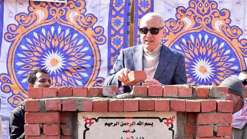 محافظ الأقصر يضع
