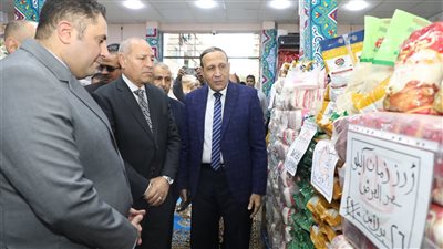 محافظ القاهرة يفتتح سوق اليوم الواحد بروض الفرج
