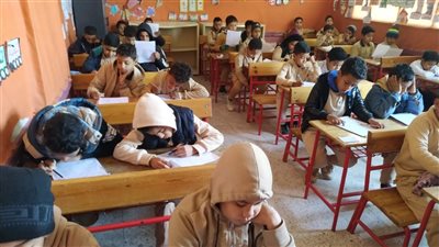 طلاب صفوف النقل بالقاهرة والجيزة يؤدون امتحان اللغة العربية 