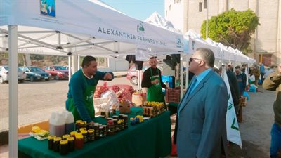 رئيس حى وسط الإسكندرية يتفقد سوق المزارعين لليوم الواحد 