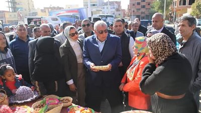محافظ الوادي الجديد يفتتح سوق اليوم الواحد بالخارجة (فيديو)