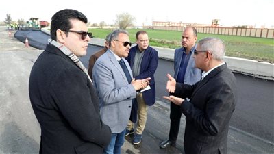 محافظ الشرقية يتفقد أعمال توسعة وازدواج طريق 