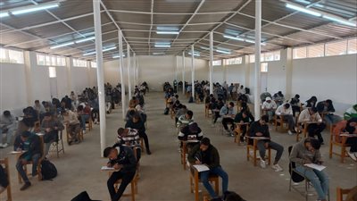 طلاب جامعة جنوب الوادي يؤدون امتحاناتهم بمجمع مدرجات 