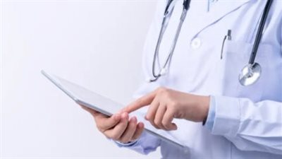 فتاة فرنسية تتهم طبيب تجميل شهير بالمعادي بإصابتها بـ 