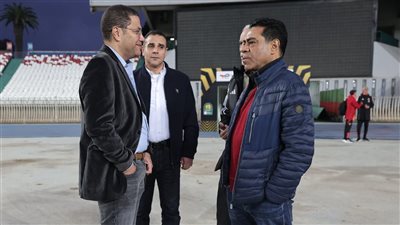  مسئولو السفارة المصرية بالجزائر يحضرون مران الأهلي الرئيسي لمواجهة شباب بلوزداد 