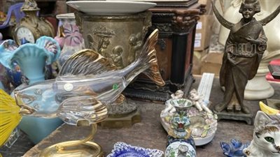 «سوق ديانا بوسط القاهرة.. تراث عالمي على الرصيف».. يقام كل سبت لبيع الكتب والتحف والأجهزة.. وعم جميل: «الأنتيكات القديمة تراث مصري أصيل» 