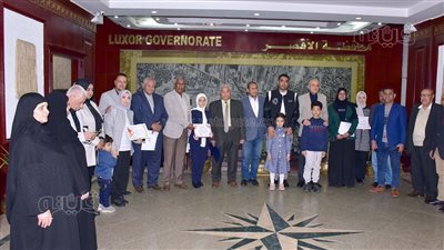 محافظ الأقصر يكرم قيادات سابقة وطالبة براعم مصر الرقمية (صور)
