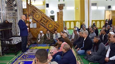 محافظ الأقصر يلتقي المواطنين بعد صلاة الجمعة ويطالبهم بالتكاتف لحماية الوطن (صور)