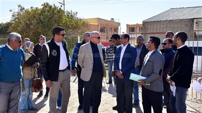 محافظ الأقصر يتفقد مشروع صرف صحي قبلي قامولا (صور)