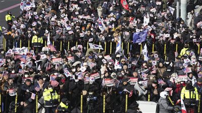 مظاهرة حاشدة مؤيدة لرئيس كوريا الجنوبية المعزول تطالب بمنع توقيفه