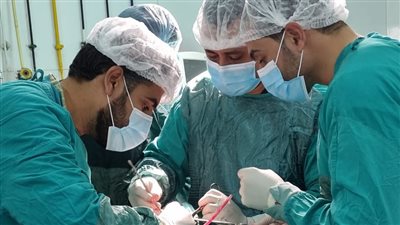 فريق طبى بمستشفى سوهاج الجامعي ينجح في استخراج ورم نادر من ساق سيدة
