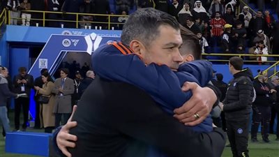 مشاعر متضاربة، مدرب الميلان يواسي نجله بعد الفوز عليه بكأس السوبر الإيطالي (فيديو)