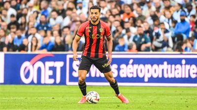 محمد عبد المنعم على مقاعد بدلاء نيس أمام استاد ريمس في الدوري الفرنسي 