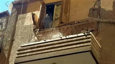 النيابة تعاين موقع انهيار شرفة منزل بالحوامدية 
