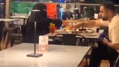 سائحتان تسخران من امرأة منتقبة داخل مطعم بدبي تثيران غضبا والشرطة تعلق (فيديو)