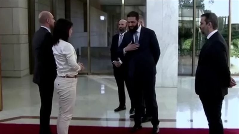 الشرع يمتنع عن مصافحة