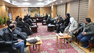 محافظ الفيوم يلتقي تجار الجملة لمناقشة آليات نقل سوق البارودية