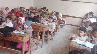 وكيل الوزارة يتابع امتحانات التقييمات لطلاب المرحلة الابتدائية بالبحيرة