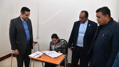 عميد آداب الوادي الجديد يتابع سير امتحانات الفصل الدراسي الأول