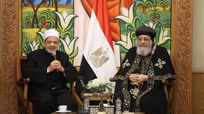 رسائل شيخ الأزهر خلال تقديم التهنئة للبابا تواضروس بمناسبة أعياد الميلاد (إنفوجراف)