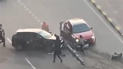 شلل مروري وتحطم عمود إنارة في حادث تصادم 4 سيارات بكورنيش الإسكندرية