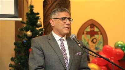 محافظ الجيزة يزور الكنيسة الإنجيلية لتهنئة الأقباط بعيد الميلاد (صور)