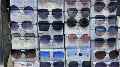 أسعار النظارات في العتبة.. تبدأ من 50 جنيهًا.. «المستقطبة» تحمي العين من الأشعة الضارة والانعكاسات الضوئية.. وهذه أبرز النصائح لاختيار النوع المناسب (فيديو)