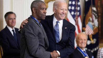 بايدن يمنح دينزل واشنطن وسام الحرية الرئاسي (فيديو)