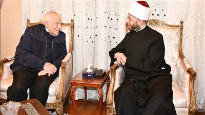 وزير الأوقاف يزور الفنان رشوان توفيق للاطمئنان على صحته (صور)