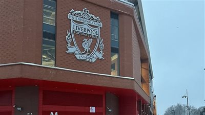 الثلوج تجتاح ملعب أنفيلد قبل مباراة ليفربول ومانشستر يونايتد (صور)