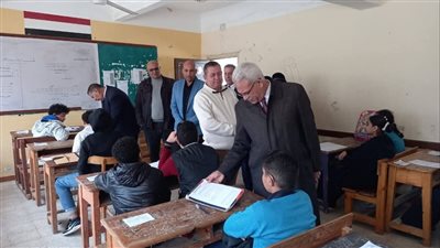 وكيل التعليم بالإسماعيلية يشدد على منع استخدام المحمول باللجان الامتحانية 