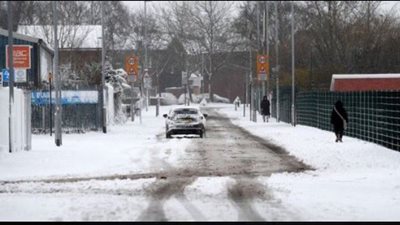 توقف حركة المطارات في بريطانيا بسبب الثلوج (فيديو)