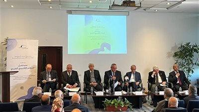 عصام شرف يتحدث في ندوة 