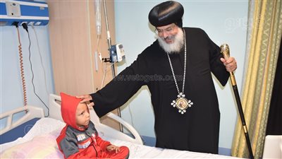 وفد قبطي بالأقصر يحتفل مع مرضى السرطان بأورام الأقصر بحلول 2025 (صور)