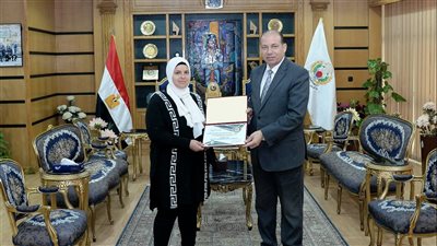 رئيس جامعة المنصورة يُكرِّم معاونة خدمة بكلية التمريض لأمانتها