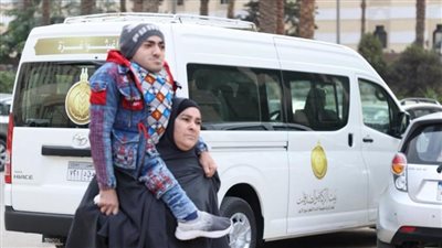 تحمل ابنها يوميا لكليته.. شيخ الأزهر يستقبل الأم الملهمة زينب الشربيني.. ويوجه بيت الزكاة بصرف إعانة شهرية وأثاث منزلي ودراجة بخارية لأم عبد المنعم المصاب بمرض «الجسم الزجاجي»