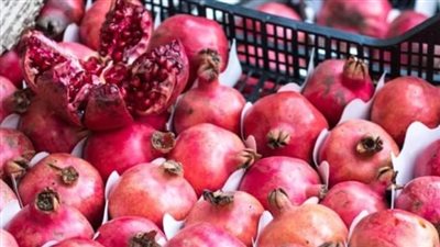 قرى صغيرة وصلت للعالمية.. الورد اللى فتح فى ريف مصر.. العونة في أسيوط.. الرمان المنفلوطى يغزو الأسواق العالمية.. الأسرة العونية تحول الرمان لـ8 منتجات لمنافسة أوروبا 