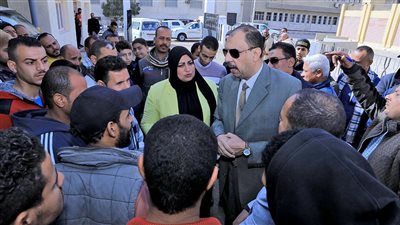 محافظ سوهاج يتفقد موقف السيارات الجديد بحي الكوثر