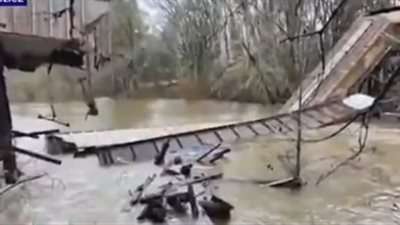 سقوط قطار في نهر ماريز الأمريكي بعد انهيار جسر كان يسير عليه (فيديو)