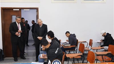 نائب رئيس جامعة حلوان الأهلية يتابع سير اختبارات منتصف العام