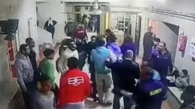 مقطع صادم يثير الغضب، لحظة الاعتداء بالضرب على طاقم تمريض مستشفى التبين المركزي (فيديو)