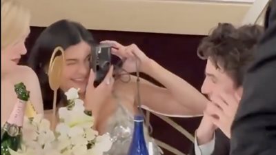 كايلي جينر تلتقط صورًا لحبيبها تيموثي شالاميه خلال حفل جولدن جلوب (فيديو)