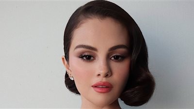 سيلينا جوميز تعطل السجادة الحمراء للجولدن جلوب بسبب طفلة (فيديو)