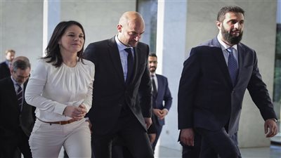 وزير خارجية فرنسا يعلق على عدم مصافحة الشرع لبيربوك