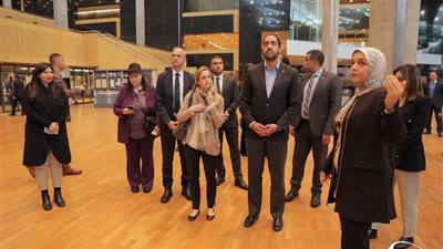 نائب وزير الدفاع اليوناني يزور مكتبة الإسكندرية