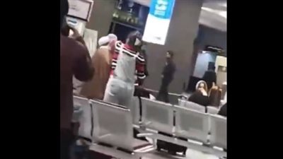 سيدة إيرانية تثير الجدل، انتزعت عمامة رجل دين عنوة ووضعتها على رأسها (فيديو)